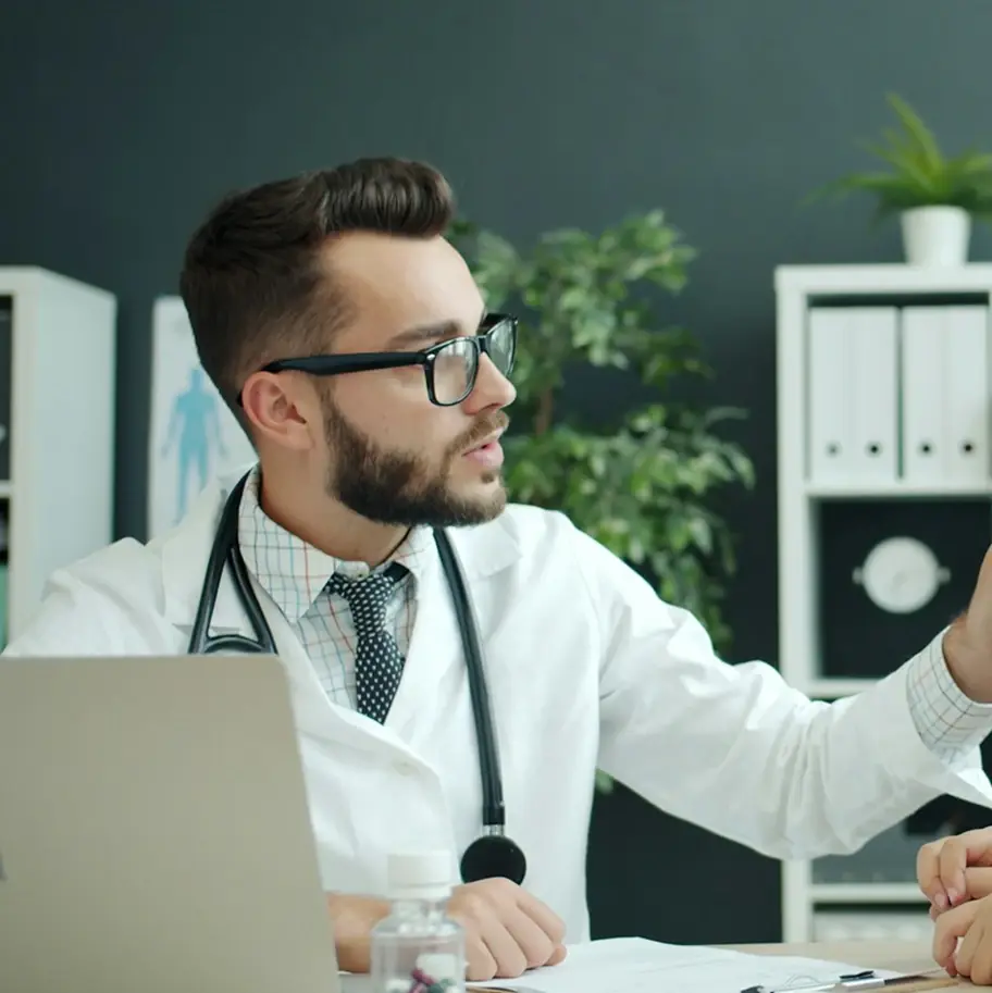 Lekarz w białym ubraniu w centrum terapeutycznym w Krakowie Sensoria Kids