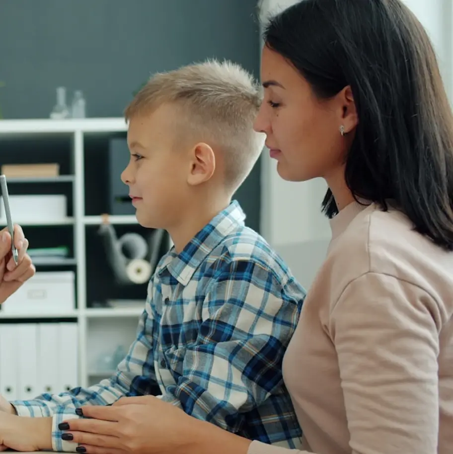 dziecko z rodzicem w gabinecie lekarza w centrum terapeutycznym w Krakowie Sensoria Kids